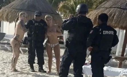 Policías sancionados por tomar fotografías a turistas en topless