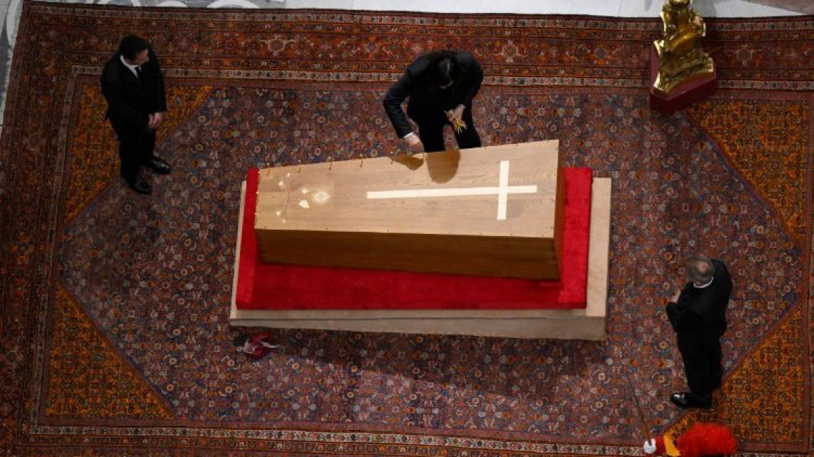 Concluye capilla ardiente del Papa Francisco y cierran el féretro del pontífice 