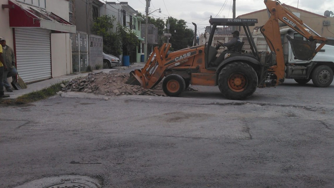 Tapan baches y retiran escombro cuadrillas municipales