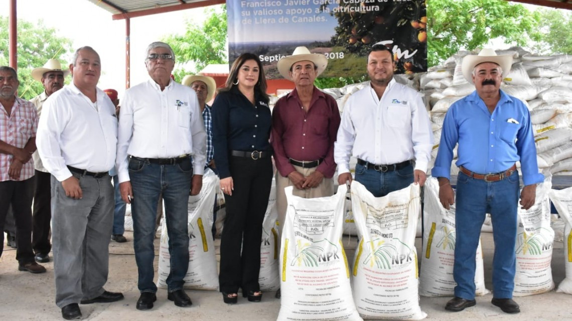 Con la entrega de fertilizante, Gobierno del Estado fortalece zona citrícola de Llera