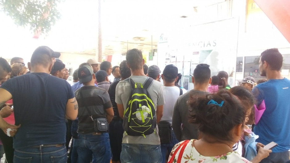 Cubanos inmigrantes platican de su situación en el puente nuevo de Matamoros