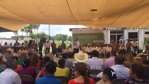 Chuchín entrega apoyos para el campo