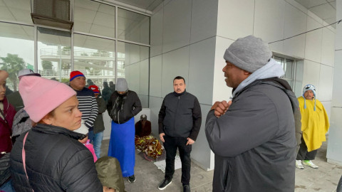Migrantes reciben apoyo tras perder su cita