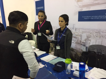 Jóvenes aprovechan feria del empleo