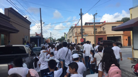 Marchan más de 300 niños por la paz