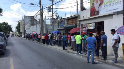 Esperan obreros largas horas para cobrar utilidades