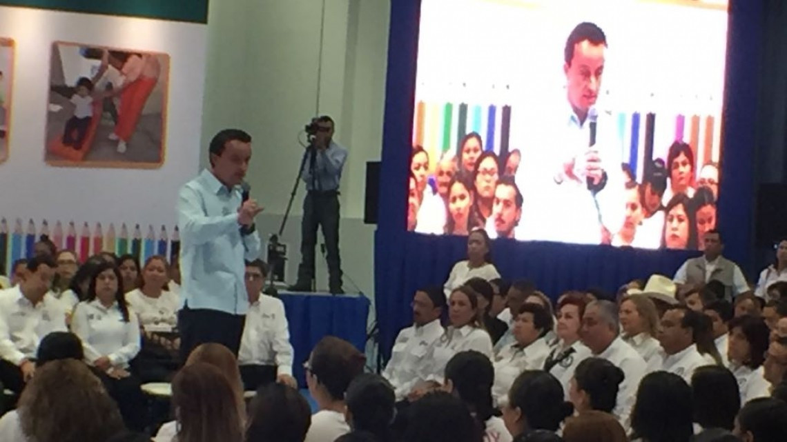 Gobernador y Director del IMSS entregan certificados a guarderías