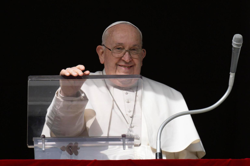 Papa Francisco sigue en estado “crítico” pero “estable”: espera resultados de una TAC
