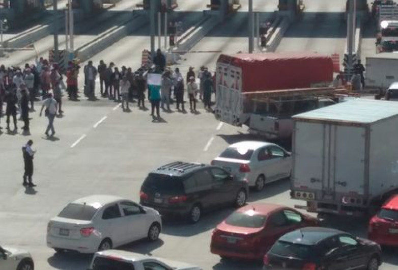 Protesta por los 43 desaparecidos toman caseta de México-Cuernavaca