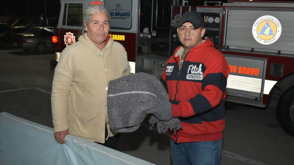 Entrega Protección Civil Colchonetas y Cobertores en la vía pública