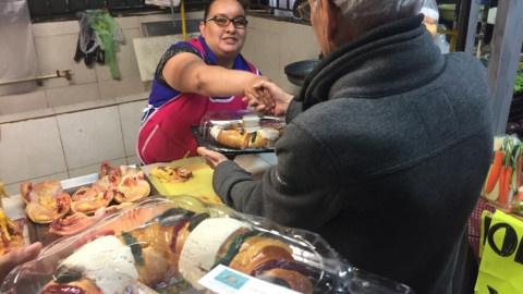 Entregan roscas a locatarios del Mercado “18 de Marzo”