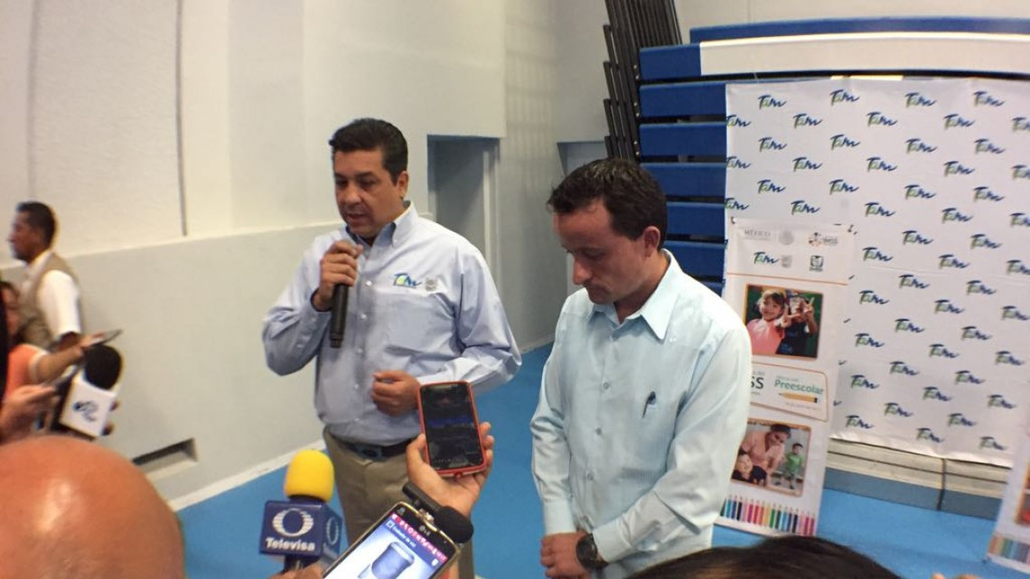 Gobernador y Director del IMSS entregan certificados a guarderías