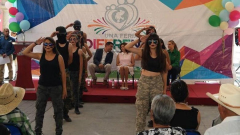 Llama primera dama de Zacatecas 'sicarios' a alumnos de secundaria