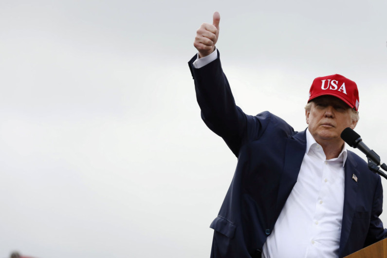 Trump amenaza a automotrices alemanas con impuestos si no fabrican en EU