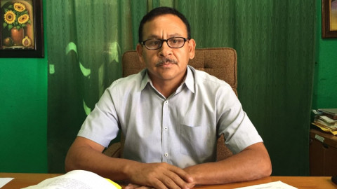 Retienen maestros documentación de alumnos