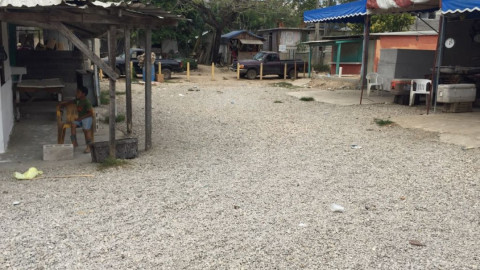 Detienen construcción de barda en mercado de mariscos 