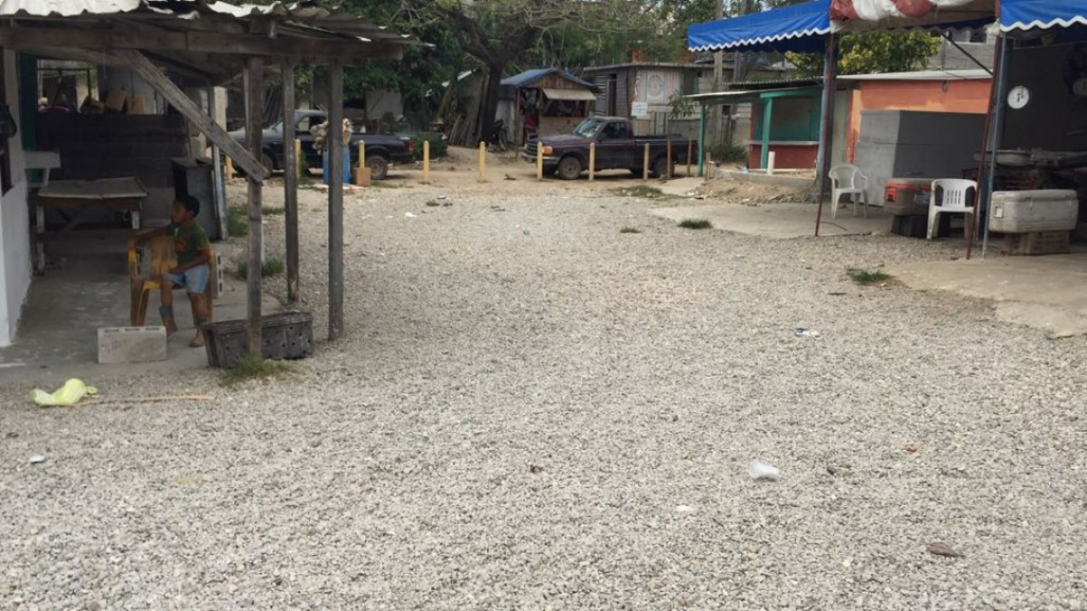 Detienen construcción de barda en mercado de mariscos 