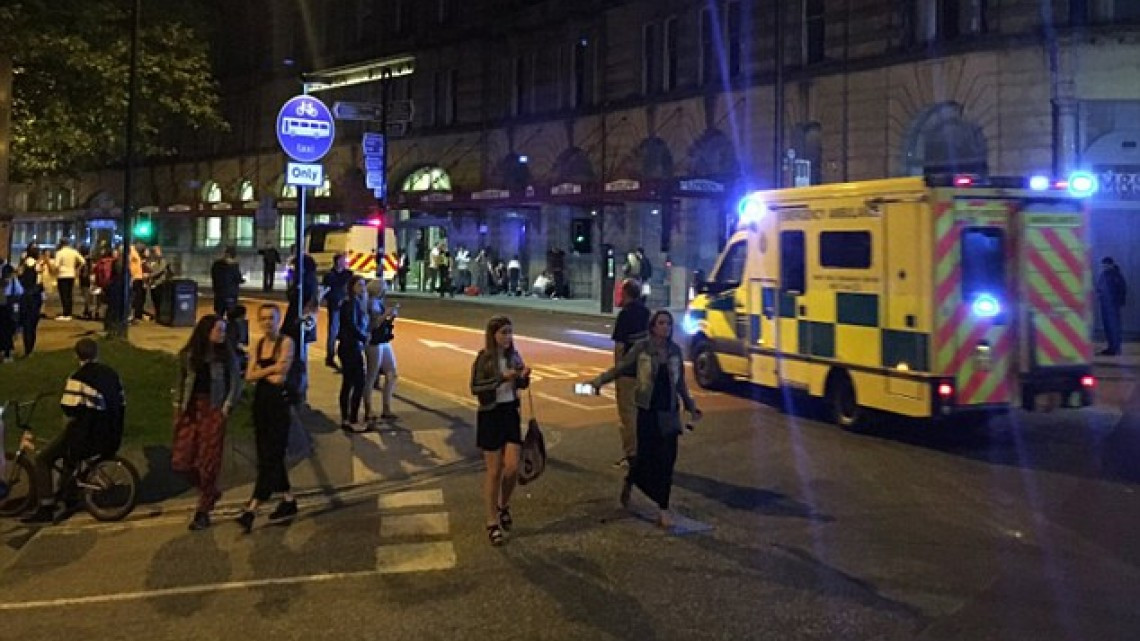Al menos 20 muertos por explosión en concierto de Ariana Grande
