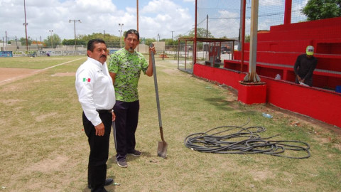 Supervisan mantenimiento de parque de béisbol de liga pequeña