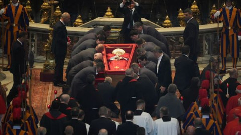Féretro del papa Francisco llega a la Basílica de San Pedro