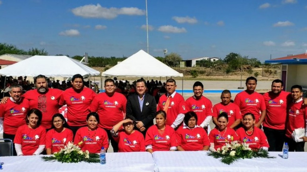 Alberto Lara, padrino de graduados de primaria de El Campanario
