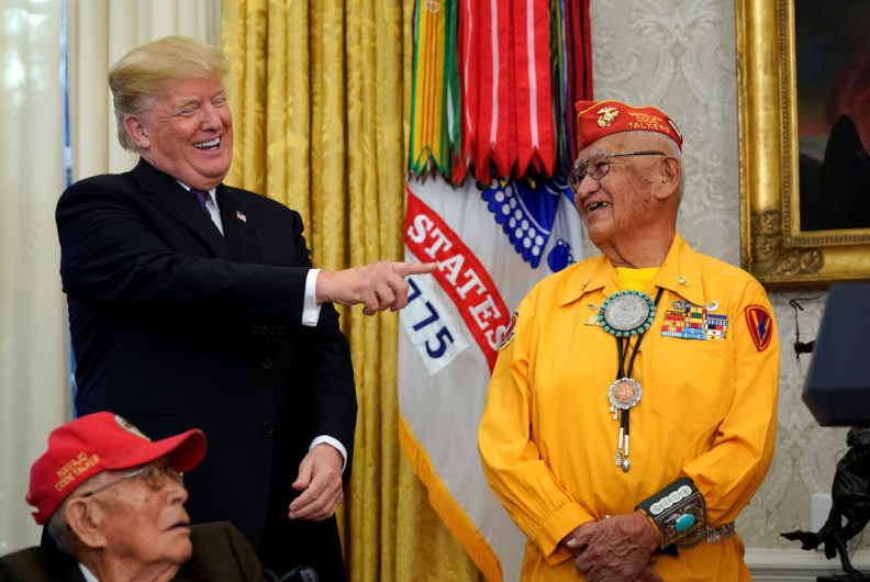 Trump llama "Pocahontas" a senadora demócrata