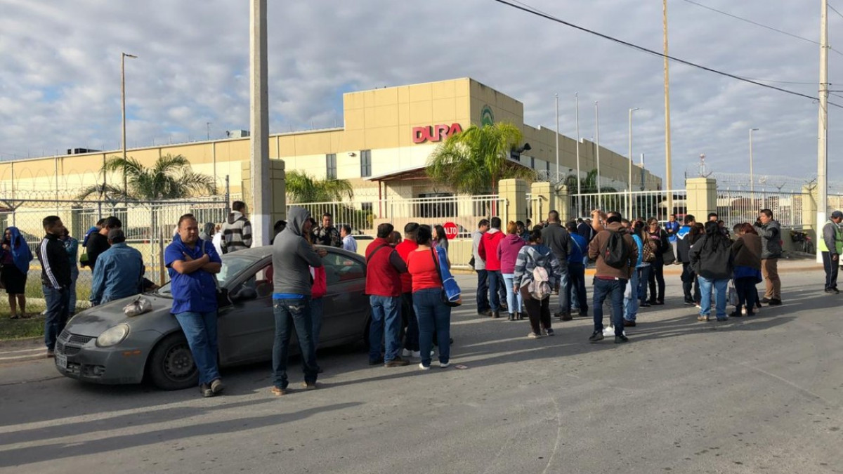 Luchan obreros por aumento salarial y bono anual 