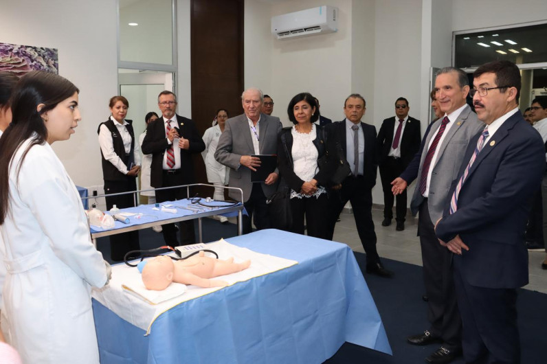  Rector de la UAT supervisa equipamiento en la Facultad de Medicina Tampico