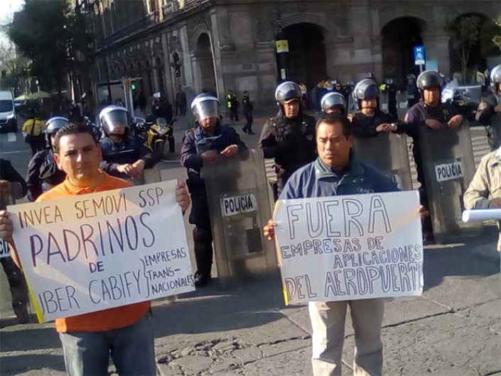 Para evitar incremento a tarifa Taxistas piden vales de gasolina