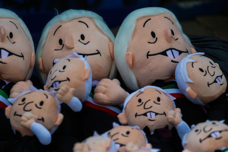 Simpatizantes muestran apoyo con "AMLITOS" al presidente en su Sexto y último Informe de Gobierno