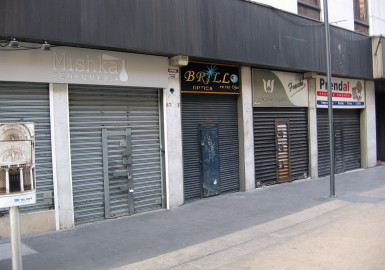 Locales de comercios cierran temprano para ahorrar 