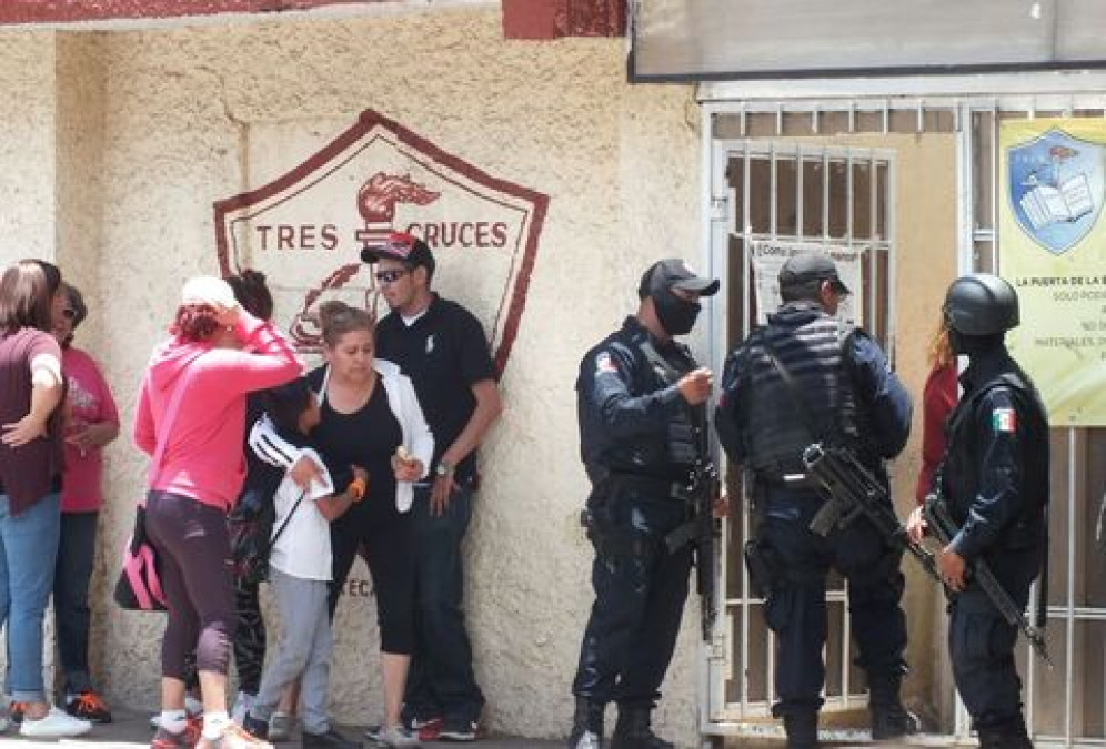 Asesinan a hombre frente a primaria