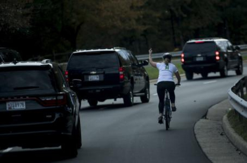Llegan donaciones para mujer que le levantó el dedo a Trump