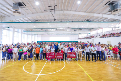 Felicitó Carlos Peña Ortiz a padres de familia que tramitaron Becas Municipales 