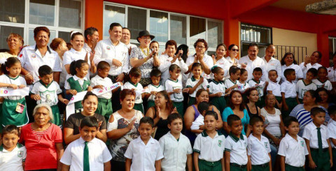 Entrega alcaldesa obra de comedor escolar 