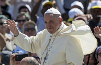 Papa celebra su santo regalando helados a pobres y sin techo