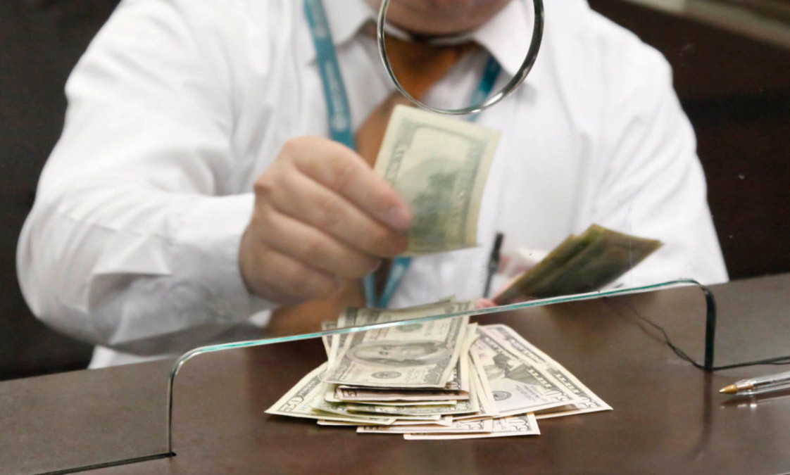 Casas de cambio venden dólar en 17.70 pesos promedio