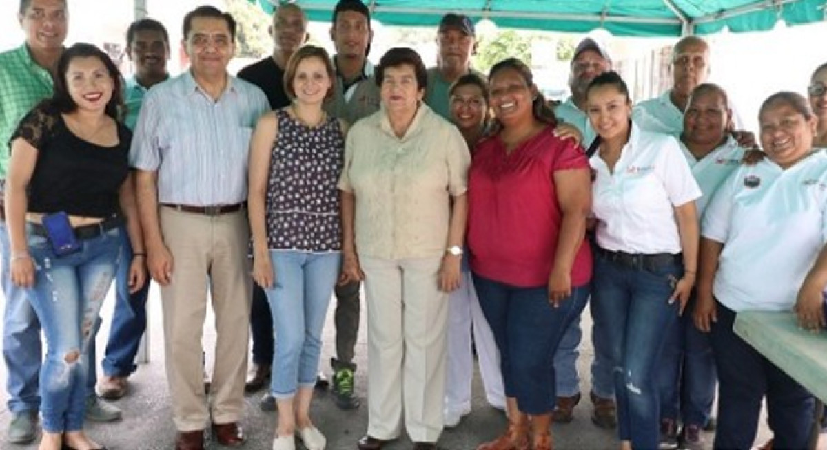 Asiste Alcaldesa a la jornada de venta de abarrotes a bajo costo