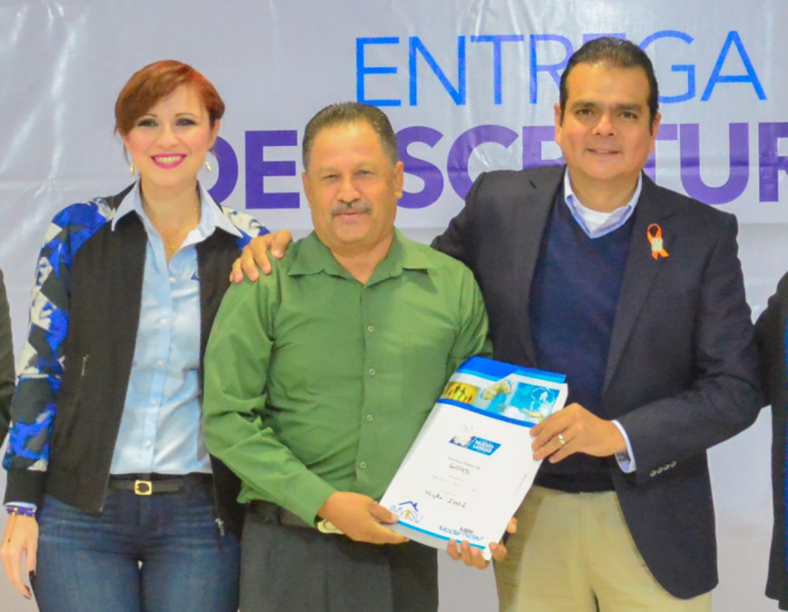 Entrega alcalde 40 escrituras a familias de El Progreso