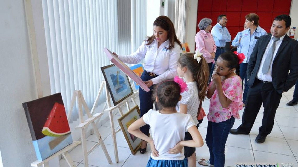 Felicita Alcaldesa a niñas talentosas de la Casa de la Cultura
