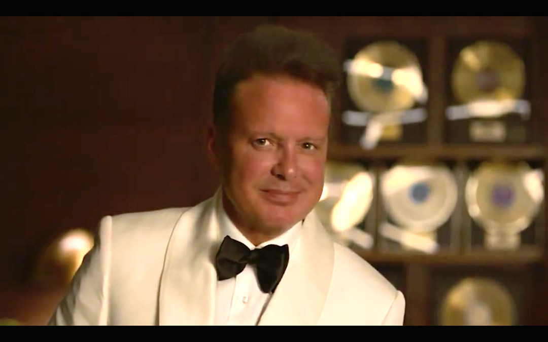 Luis Miguel promociona elegantemente Uber Eats 