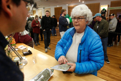 Hacen filas en California para comprar mariguana recreativa