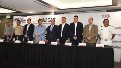 Asiste alcalde a toma de protesta de mesa Directiva de CANACAR