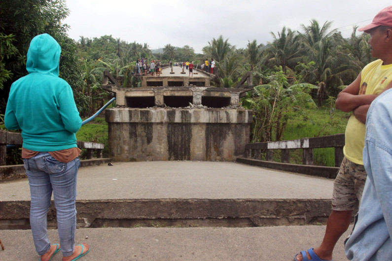 Fuerte sismo en el sur de Filipinas deja 15 muertos y decenas de heridos