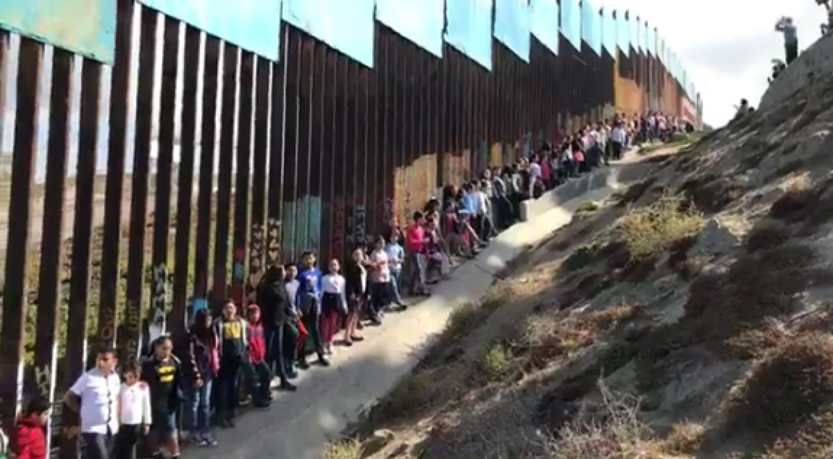 Cantan niños Cielito Lindo desde el muro fronterizo