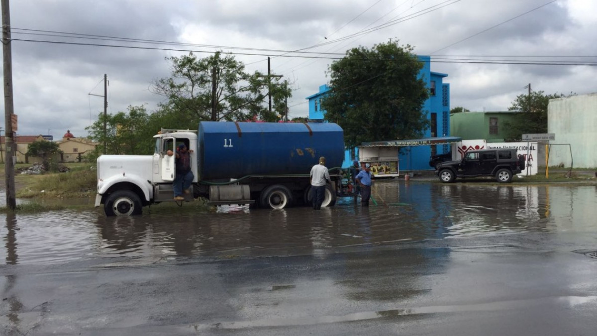 Desaguan calles inundadas en Matamoros 