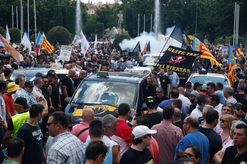 Taxistas de Madrid y Barcelona, en huelga contra Uber y Cabify 