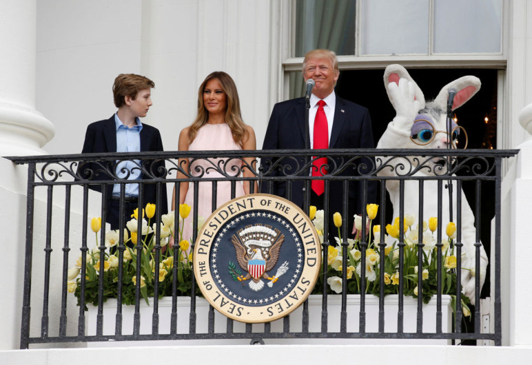Trump es regañado discretamente por su esposa 