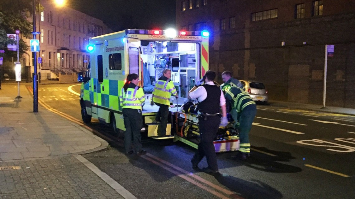 Vehículo embiste a multitud en Londres