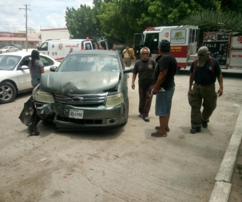 Mujer se confunde y se impacta contra un árbol